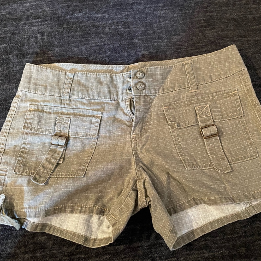 Cream colored cargo shorts Delia’s brand size 3